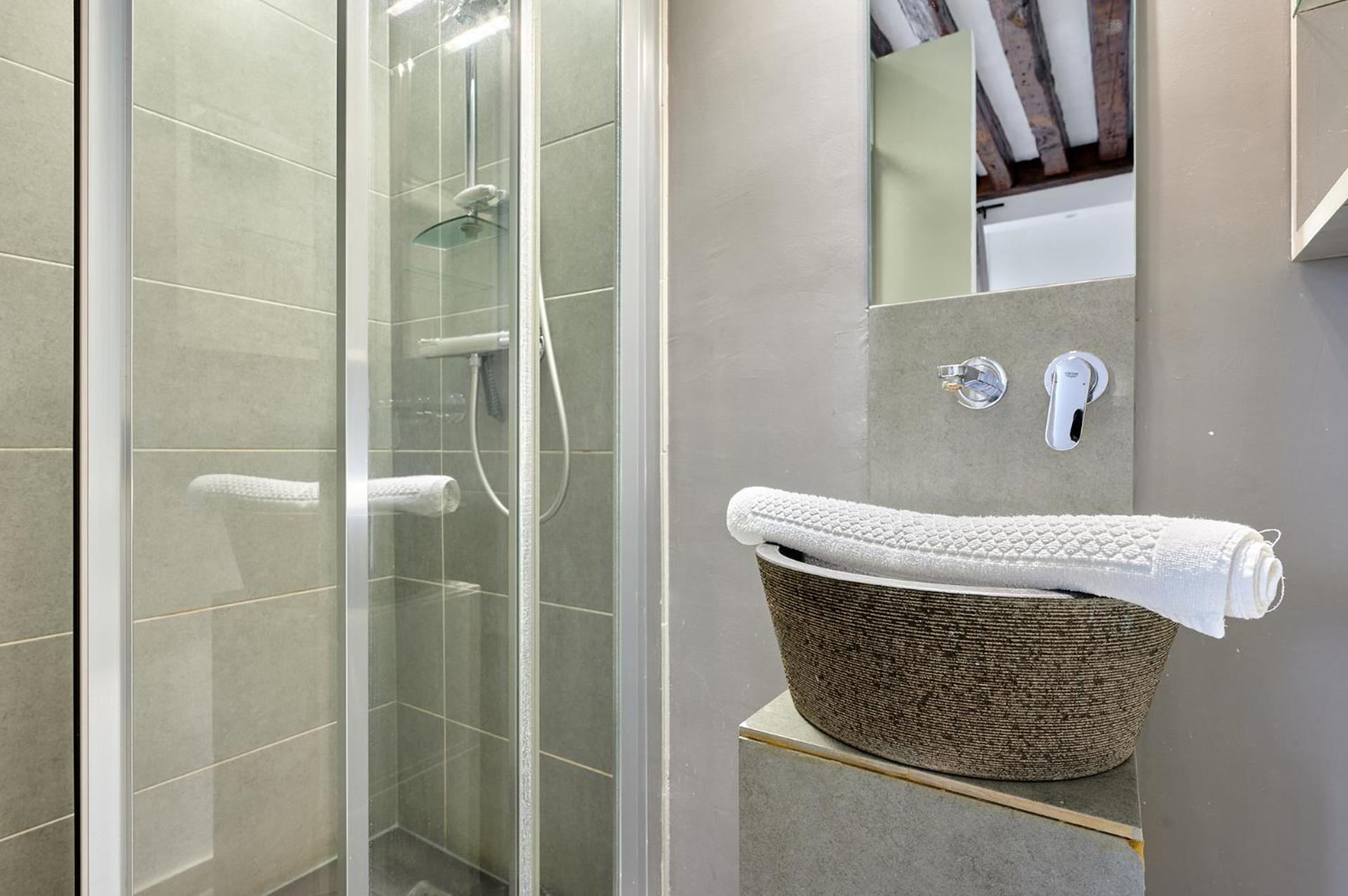 Apartment Center Of Paris By Studio Prestige Exterior photo